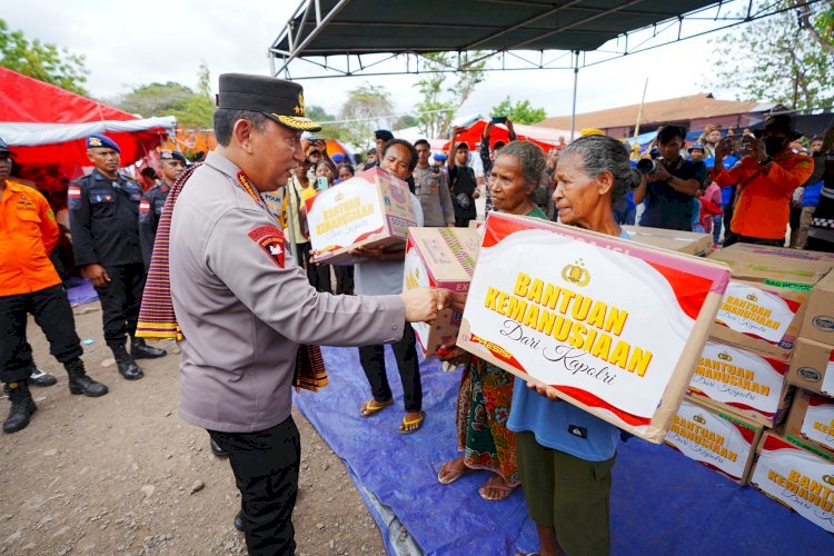Tinjau Posko Pengungsian Lewolaga, Kapolri Semangati Lansia yang Sakit