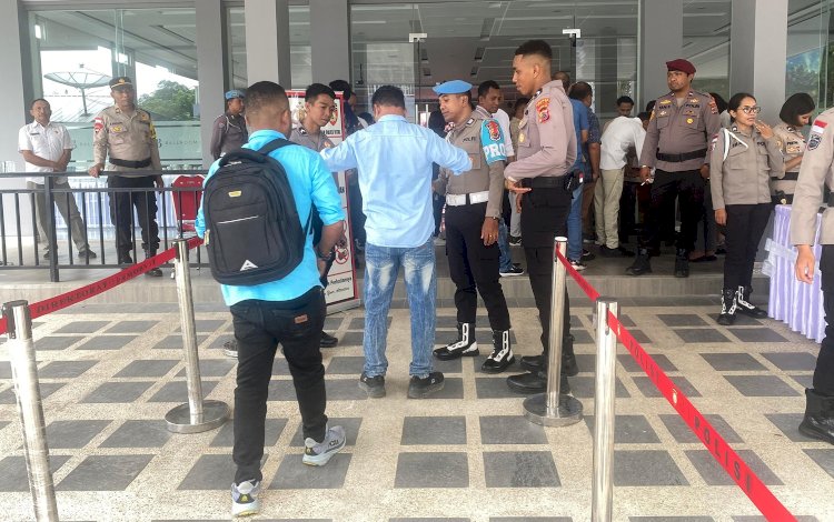 Turun dengan Kekuatan Penuh, Ratusan Personel Polres Belu dan BKO Brimob Turun Amankan Rapat Pleno Pilkada 2024 Tingkat Kabupaten