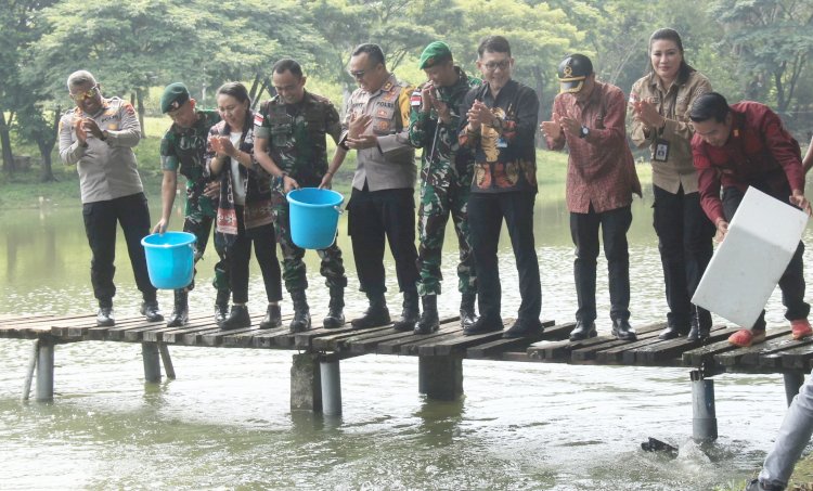 Sinergitas di HUT Yonif 744/SYB, Kapolres Belu bersama Forkopimda Sebar Benih Ikan dan Buka Lomba Mancing di Danau Tobir