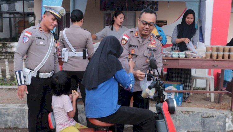 Indahnya Berbagi di Tengah Ramadhan 2025, Kapolres Belu, AKBP Benny Miniani Arief Turun Bagi Takjil Jelang Berbuka Puasa