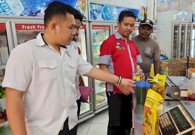 Cegah Praktik Kecurangan Penjualan Minyak Goreng Subsidi, Sat Reskrim Polres Belu Sidak ke Kios Hingga Swalayan Cek Volume Minyakita