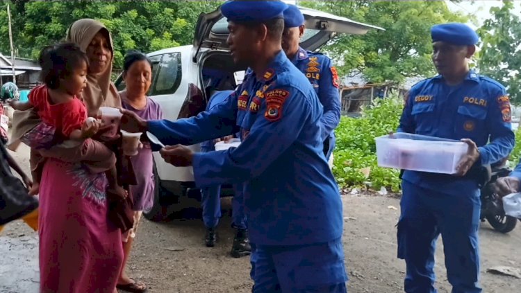 Pupuk Silaturahmi di Bulan Ramadhan, Sat Pol Air Polres Belu Turun Bagi Takjil untuk Nelayan Muslim di Atapupu
