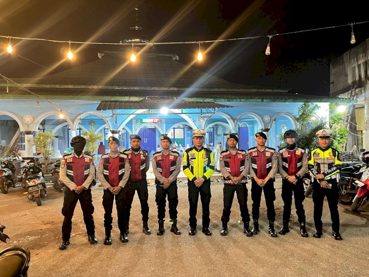 Wujudkan Ramadhan yang Kondusif, Sat Lantas dan Perintis Samapta Polres Belu Bersinergi Amankan Ibadah Sholat Tarawih