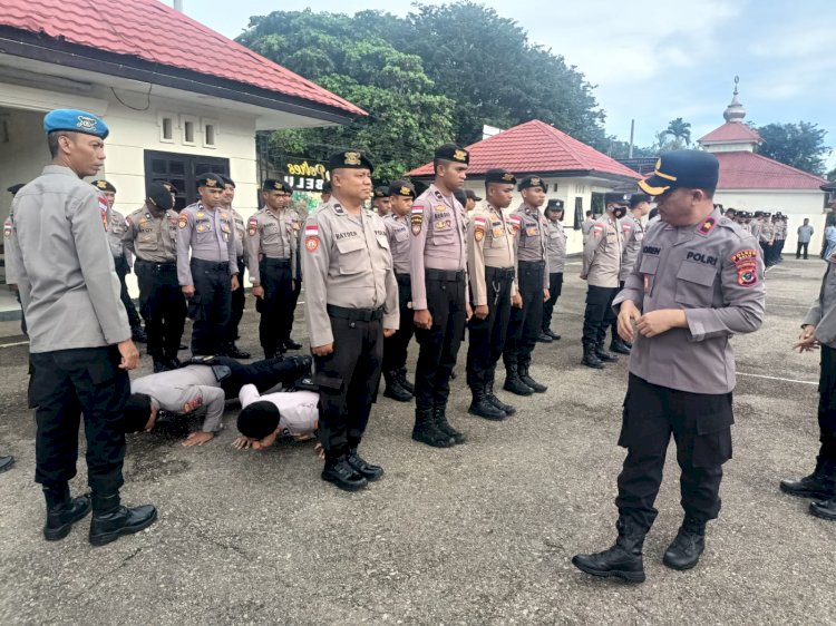 Cek Kesiapan Anggota Jelang Operasi Ketupat 2025, Wakapolres Belu bersama Propam Cek Sikap Tampang dan Surat-surat
