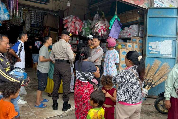 Patroli di Pasar Baru, Tim Perintis Samapta Polres Belu Ajak Pelaku Usaha Lapor 110 Bila Temukan Aksi Premanisme