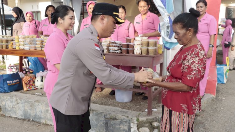 Terus Menebar Kebaikan di Bulan Ramadan 1446 H, Wakapolres Belu bersama Bhayangkari Turun Bagi Takjil Jelang Berbuka Puasa