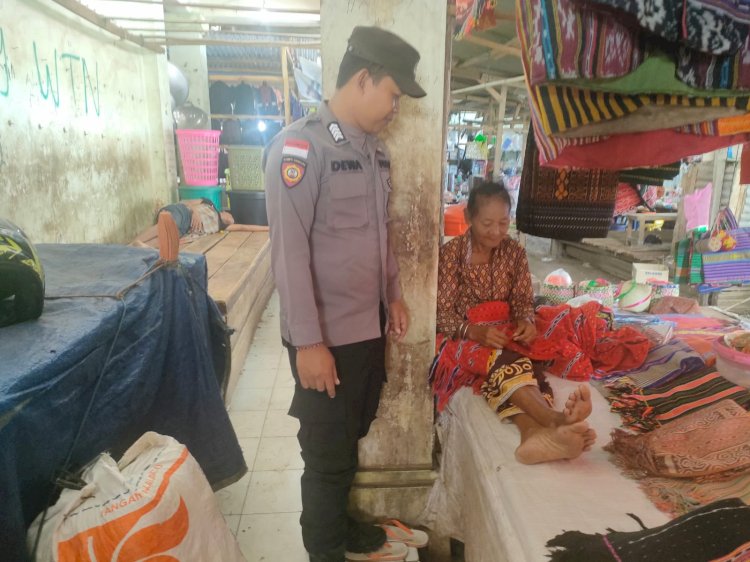 Gelar Patroli Dialogis, Polsubsektor Atambua Barat Ajak Pelaku Usaha di Pasar Baru Lapor 110 Bila Temukan Aksi Premanisme