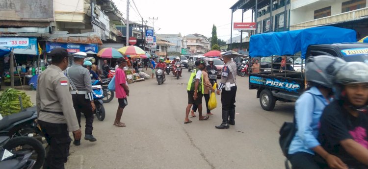 Jamin Rasa Aman dan Nyaman Masyarakat Saat Beraktivitas, Personel Ops Ketupat 2025 Polres Belu Rutin Atur Lalu Lintas dan Patroli di Pasar