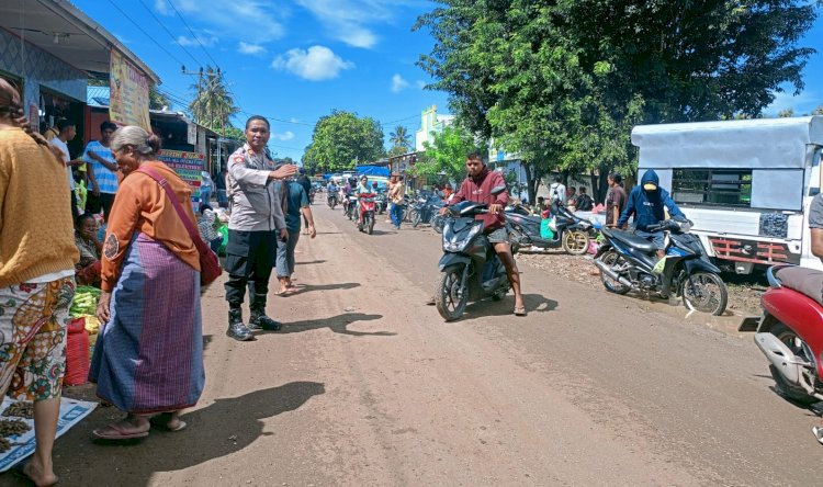 Tertibkan Kendaraan dan Pedagang Kaki Lima, Langkah Jitu Kapolsek Tasifeto Barat dan Anggota Cegah Kemacetan di Pasar Halilulik