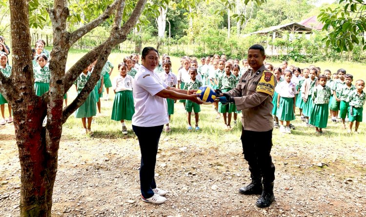 Polisi Sahabat Anak, Bhabinkamtibmas Polsek Tasifeto Barat, Aipda Fahrudin Serahkan Sarana Kontak Hingga Ajari Pelajar SDI Wekmutis Baris Berbaris