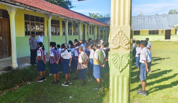 Cegah Kenakalan Remaja Sejak Dini, Bhabinkamtibmas Polsek Tasifeto Barat, Aipda Dolfi Lakukan Sosialisasi di SMP Nela Atambua