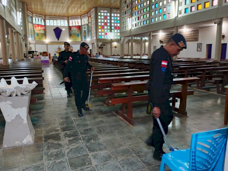 Jamin Keamanan Ibadah Jumat Agung Paskah 2025, Polres Belu Dampingi Tim Gegana Brimob Lakukan Sterilisasi di Gereja