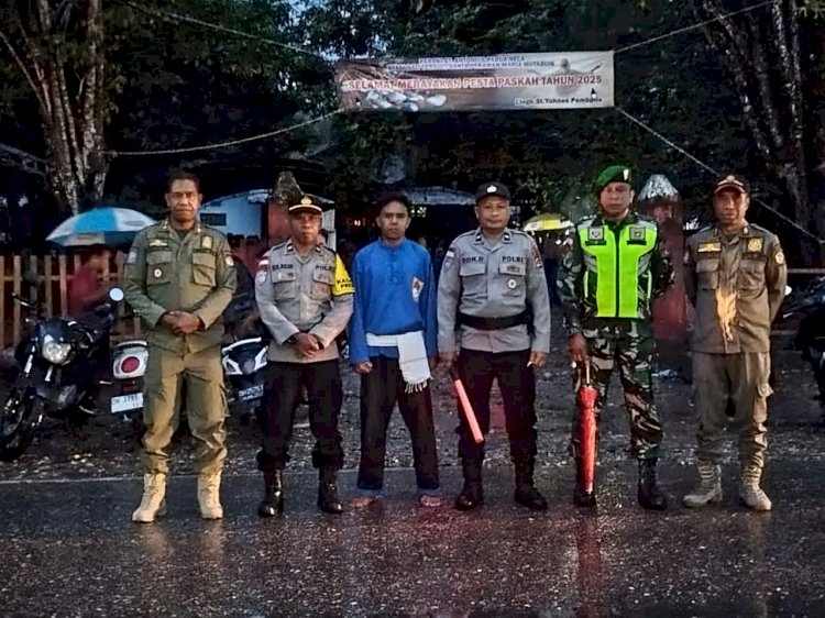Diguyur Hujan Sejak Sore, Polres Belu dan Jajaran Setia dan Siaga Amankan Misa Malam Paskah 2025