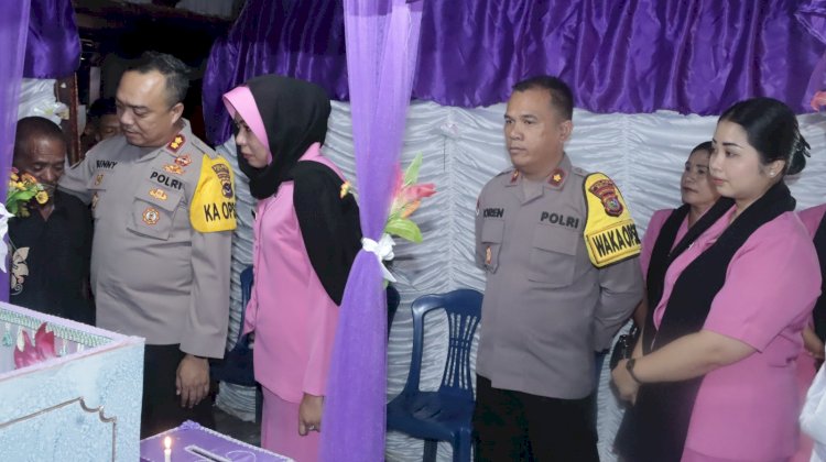 Istri Anggotanya Meninggal Dunia, Kapolres Belu bersama Ketua Bhayangkari Melayat ke Rumah Duka Sampaikan Belasungkawa