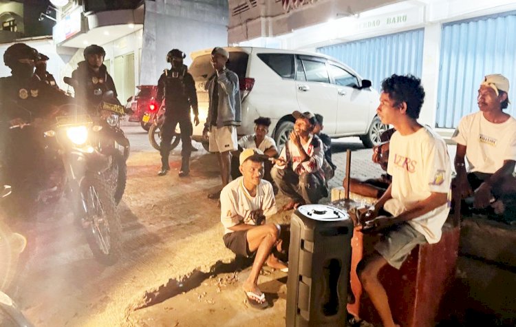 Bubarkan Remaja yang Nongkrong di Pasar Baru, Tim Patroli Malam Polres Belu Ajak Pelaku Usaha Lapor Polisi Bila Temukan Aksi Premanisme