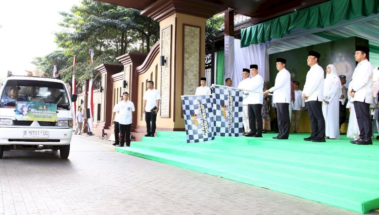 Kapolri Serahkan 9.648 Hewan Kurban Untuk Masyarakat