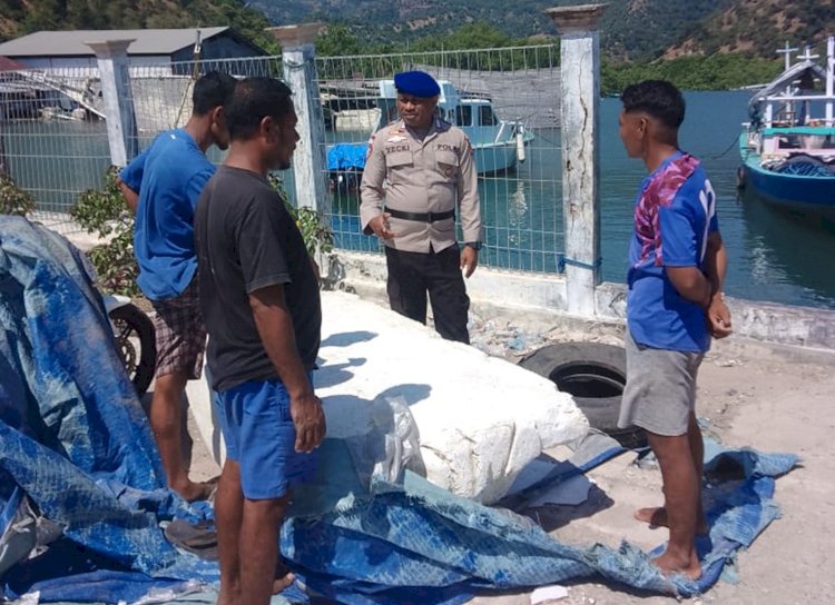 Sambang ke Pesisir Pantai Atapupu, Sat Polairud Polres Belu Imbau Nelayan Wajib Bawa Alat Keselamatan saat Melaut
