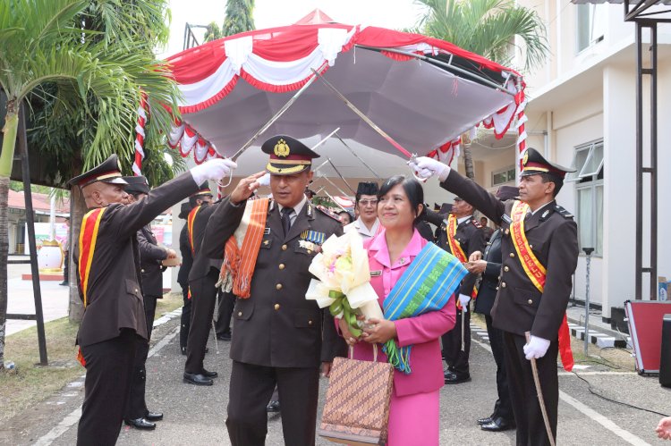 Wujud Penghargaan di Hari Bhayangkara ke 79, Kapolres Belu, AKBP Benny Miniani Arief Lepas 26 Wisuda Purna Bhakti