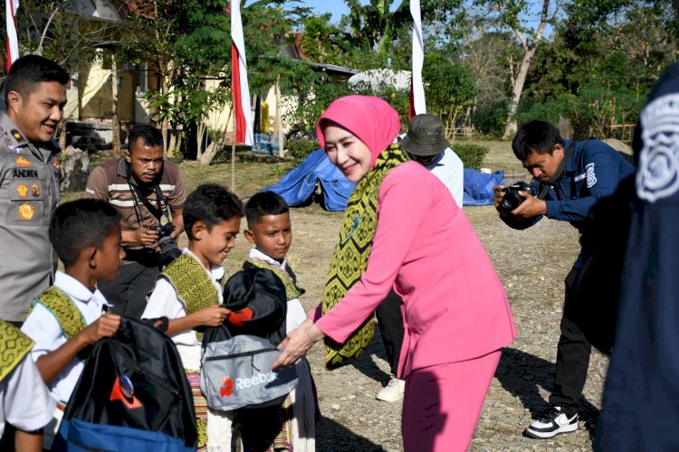 Ketulusan Bhayangkari untuk Anak Negeri: Hadiah Kasih dari Ny. Vily Rudi Darmoko di Noemuti