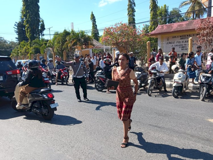 Jamin Keamanan dan Kenyamanan Umat saat Beribadah, Sat lantas Polres Belu Turun Patroli dan Atur Lalu Lintas di Gereja