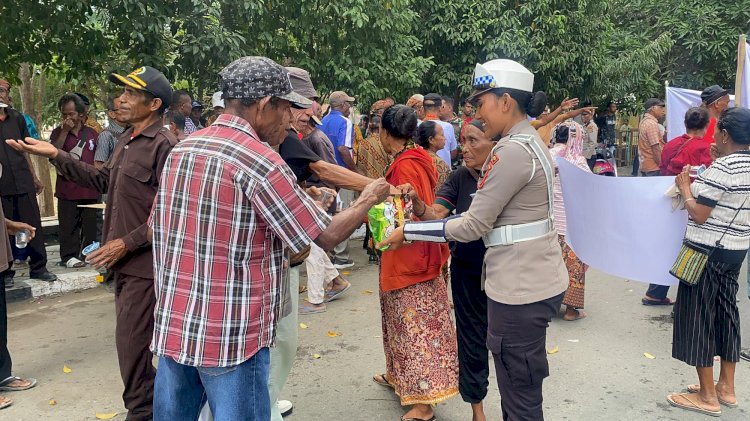 Aksi Simpatik Polwan Polres Belu, Bagikan Air Mineral dan Permen ke Peserta Aksi Damai Forum Solidaritas Pejuang 75 Perbatasan RI-RDTL