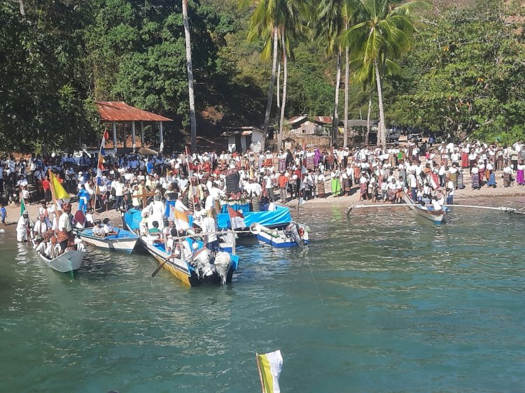 Tempuh Darat dan Laut, Aparat Gabungan Polres Belu Amankan Prosesi Naifeto Lalean dari Lakafehan Menuju Paroki Stella Maris Atapupu