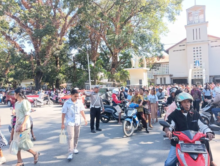 Jamin Keamanan Sekaligus Cegah Laka Lantas, Satuan Lalu Lintas Polres Belu Rutin Atur Lalu Lintas di Gereja Saat Ibadah Minggu