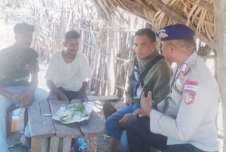 Selalu Kantongi Alat Keselamatan saat Melaut, Imbau Personel Sat Polairud Polres Belu saat Temui Nelayan di Pesisir Pantai Kenebibi