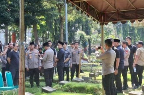 Kapolda Metro Hadiri Pemakaman Affan Kurniawan di TPU Karet Bivak