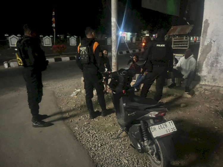 Jauhi Nongkrong Sambil Mengkosumsi Miras, Imbau Tim Perintis Polres Belu ke Masyarakat Saat Gelar Patroli Dialogis