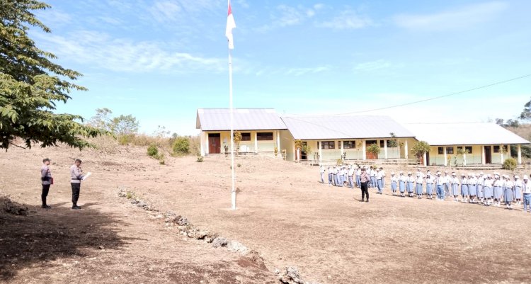 Hadir Mendidik Generasi Penerus Bangsa, Polsek Lasiolat kembali Turun ke Sekolah Jadi Pembina Upacara Sembari Menyampaikan Pesan Kamtibmas