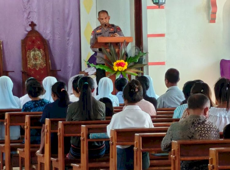 Berdiri di Mimbar Gereja St. Theodorus Weluli, Kapolsek Lamaknen Ajak Umat Jauhi Konsumsi Minuman Keras untuk Kebaikan Diri Sendiri dan Orang Lain