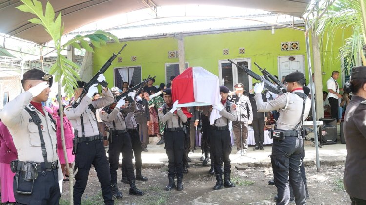 Lewat Upacara Kedinasan, Wakapolres Belu Beserta Staf Beri Penghormatan Terakhir untuk Almarhum Bripda Yezer Gerad Ha’e, Anggota Polres Matim