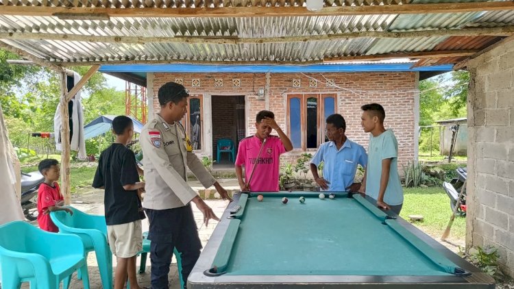 Turun Menyapa Warga, Bhabinkamtibmas Polres Belu Imbau Sekelompok Pemuda Jauhi Judi dan Minuman Keras