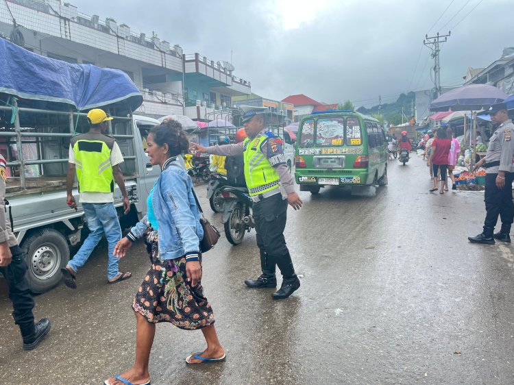 Beri Rasa Aman dan Nyaman Masyarakat Saat Beraktivitas, Personel Pos Pelayanan Lilin 2025 Polres Belu Rutin Atur Lalu Lintas dan Patroli di Kompleks Pasar Baru