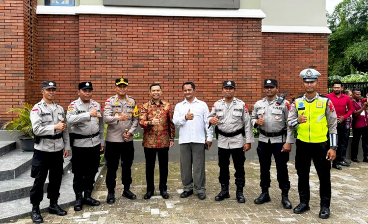 Keliling Gereja Saat Misa Natal, Kapolres Belu Pastikan Pengamanan Ibadah Berlangsung Aman dan Kondusif
