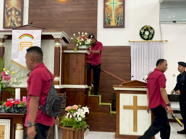 Pastikan Tempat Ibadah Bebas dari Ancaman, Polres Belu Dampingi Tim Gegana Brimob Lakukan Sterilisasi Jelang Misa Natal