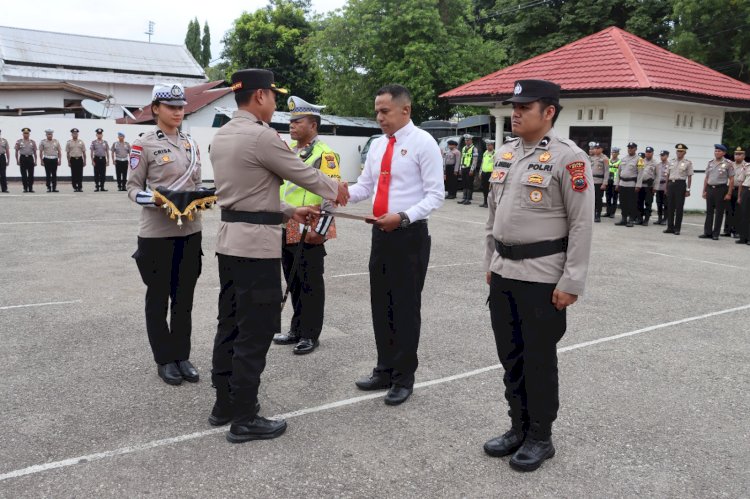Kado Manis di Tutup Tahun 2025, 18 Personel Polri Terima Penghargaan dari Kapolres Belu Atas Kinerja Luar Biasa di Bidang Tugasnya