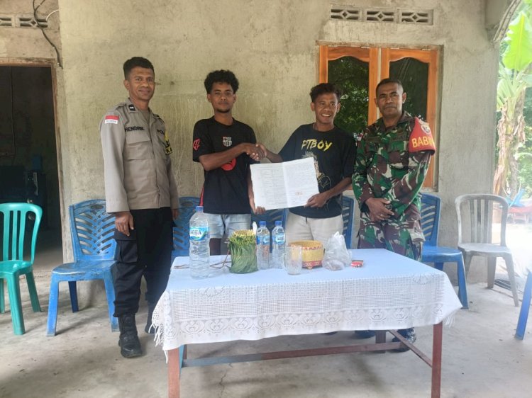 Bersama Ciptakan Kamtibmas yang Kondusif, Bhabinkamtibmas Polres Belu dan Babinsa Damaikan Warga Dua Dusun yang Terlibat Kasus Penganiayaan