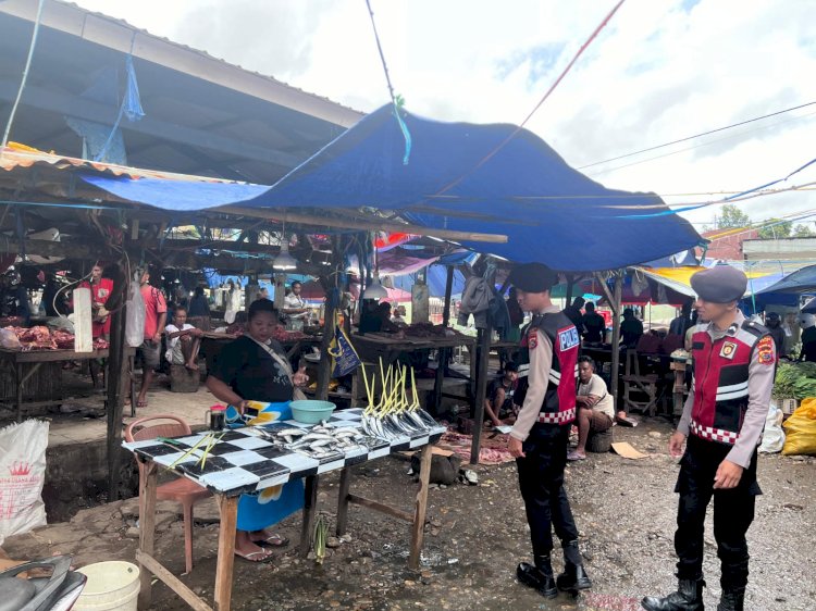 Sisir Kompleks Pasar baru Saat Patroli, Tim Perintis Samapta Polres Belu Ajak Warga Jaga Kamtibmas dan Jauhi Perbuatan Melanggar Hukum