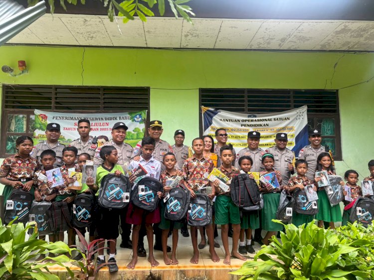 Peduli Pendidikan di Batas Negeri, Polres Belu Polda NTT Salurkan Tas dan Alat Tulis Untuk Anak-anak SDI Haliulun