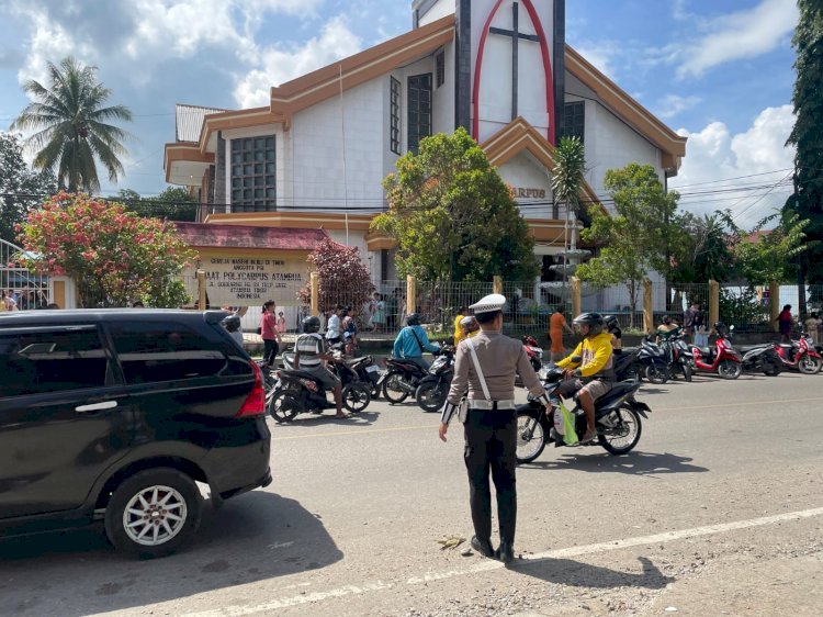 Jamin Keamanan Sekaligus Cegah Laka Lantas, Satuan Lalu Lintas Polres Belu Setiap Minggu Rutin Atur Lalu Lintas di Gereja