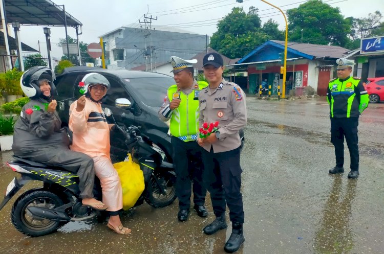 Tanda Cinta Polri di Hari Valentine,  Personel Ops Keselamatan Polres Belu Turun ke Jalan Bagi Bunga ke Pengendara