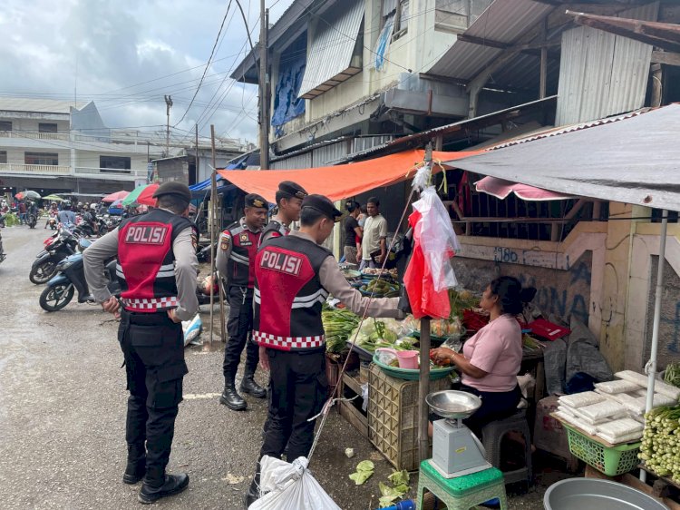 Patroli Dialogis di Seputaran Pasar Baru, Tim Perintis Samapta Polres Belu Ajak Masyarakat Lapor Polisi Bila Terjadi Gangguan Kamtibmas