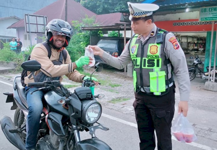 Indahnya Kebersamaan di Bulan Ramadan 1447 H, Polres Belu Bagi-bagi Takjil ke Pengendara Jelang Berbuka Puasa