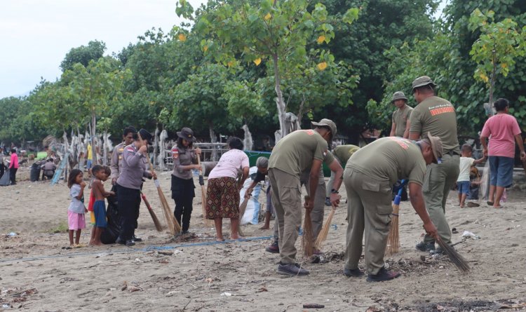 Dukung Gerakan Indonesia ASRI, Polres Belu bersama Brimob dan Bhayangkari Gotong Royong Bereskan Sampah di Kawasan Wisata dan Fasilitas Umum