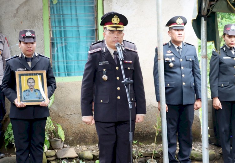 Beri Penghormatan Terakhir, Wakapolres Belu Pimpin Upacara Pemakaman Almarhum Briptu Purnawirawan Lino Loe Leto