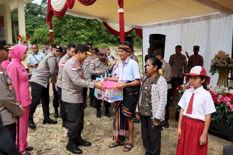 Kapolda NTT Berbagi Tali Asih di Peresmian Pospol Umbu Ratu Nggay Barat, Wujud Semangat “NTT Penuh Kasih”