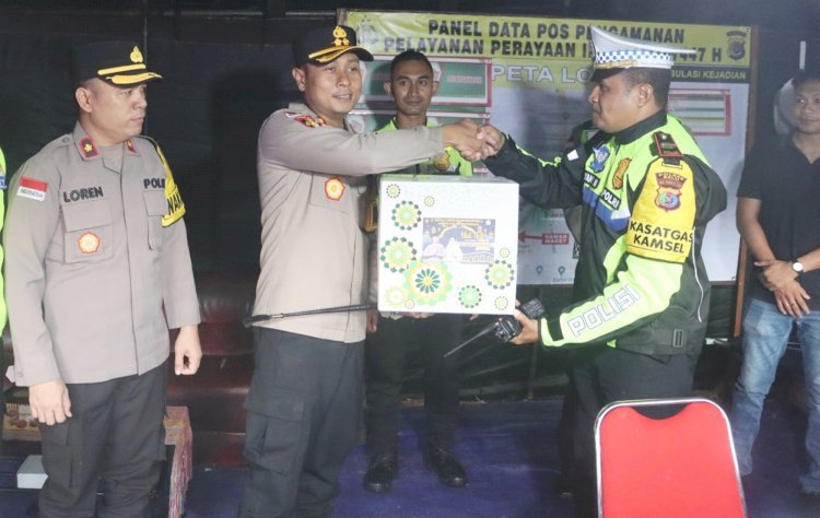 Tinjau Kesiapan Pos Pengamanan Idul Fitri, Kapolres Belu Bersama Ketua Bhayangkari Bagikan Parsel kepada Personel Operasi Ketupat 2026