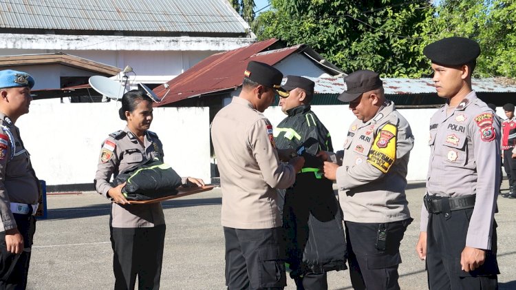 Dukung Pelayanan Tugas yang Lebih Optimal, Kapolres Belu Bagikan Rompi dan Jaket untuk Personel Samapta, Reskrim dan Bhabinkamtimas